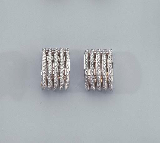 A WHITE GOLD AND DIAMOND BAND RING AND A PAIR OF EAR HOOPS