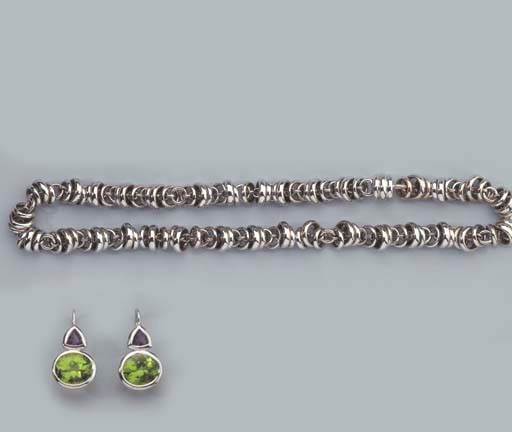 A WHITE GOLD NECKLACE AND A PAIR OF EAR PENDANTS
