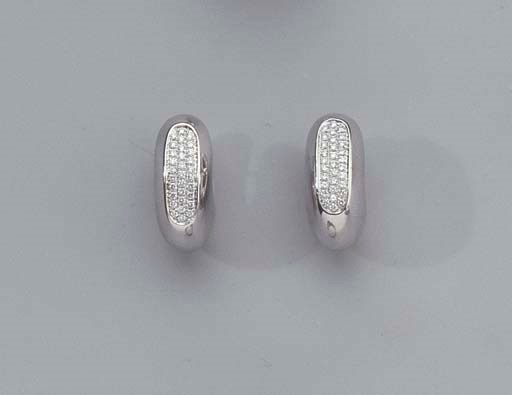 A WHITE GOLD BRACELET AND EAR CLIPS