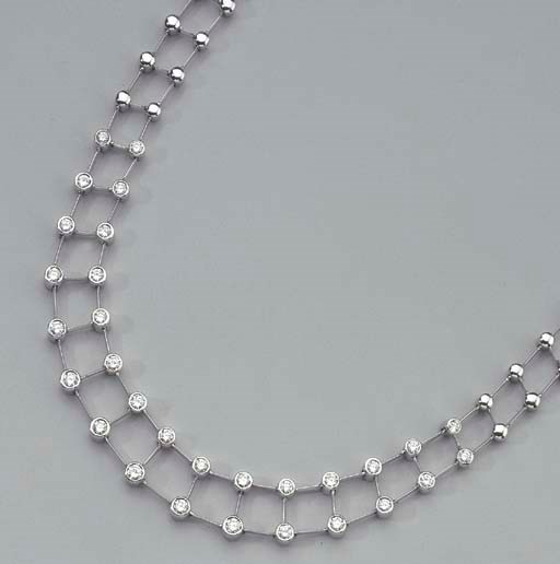 A WHITE GOLD AND DIAMOND NECKLACE