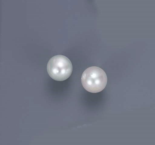 A PAIR OF SOUTH SEA CULTURED PEARL EARRINGS
