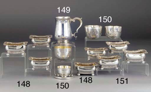 A GEORGE V SILVER TUMBLER CUP AND A NEST OF SILVER BEAKERS WITH COVER