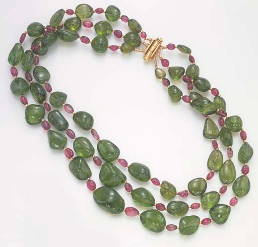 A THREE-STRAND PINK AND GREEN TOURMALINE NECKLACE