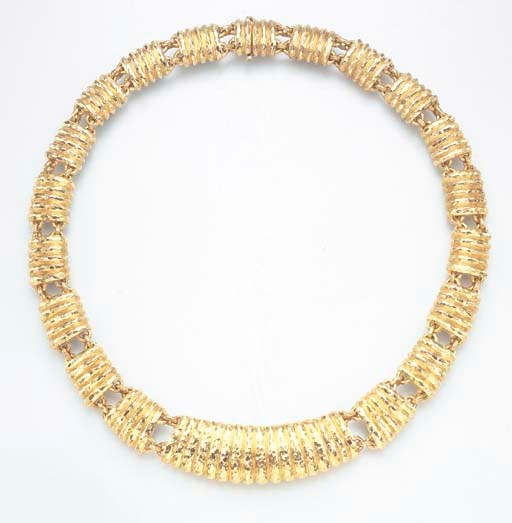 A GOLD NECKLACE, BY DAVID WEBB
