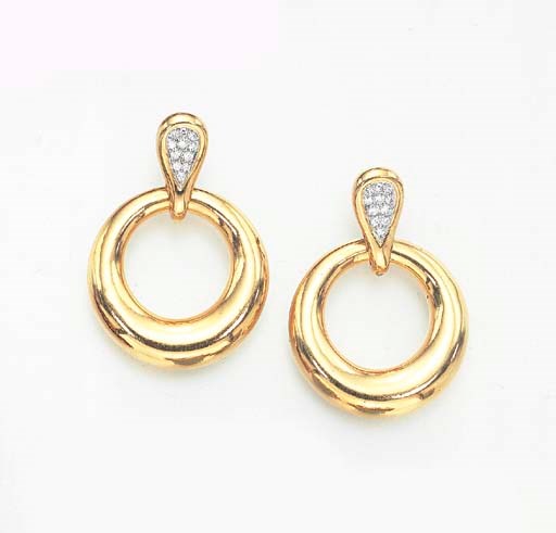 A PAIR OF DIAMOND AND GOLD EAR PENDANTS, BY TIFFANY & CO.