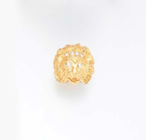 A DIAMOND AND GOLD LION HEAD RING