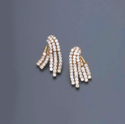 A PAIR OF DIAMOND EAR PENDANTS