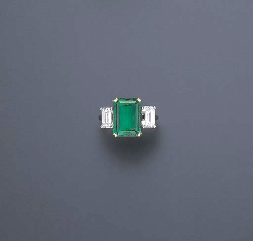 A DIAMOND AND EMERALD RING