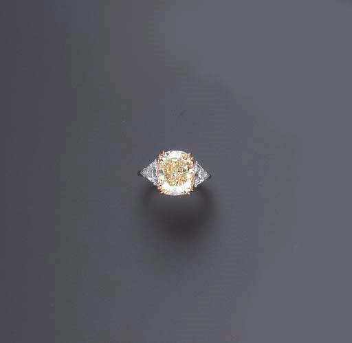 A FANCY YELLOW DIAMOND RING
