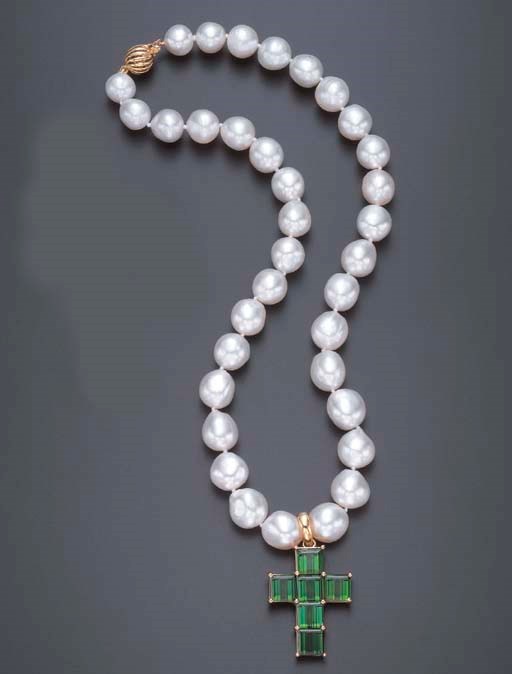 A SINGLE-STRAND BAROQUE CULTURED PEARL AND GREEN TOURMALINE NECKLACE