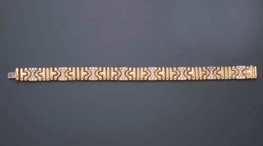 A DIAMOND AND GOLD "PARENTESI" BRACELET, BY BULGARI