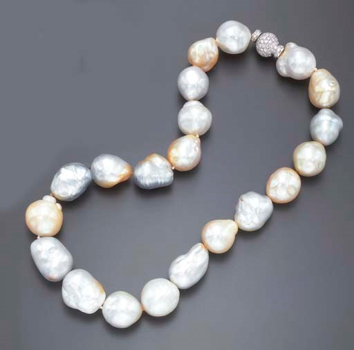 A SINGLE-STRAND MULTI-COLOR CULTURED BAROQUE PEARL NECKLACE