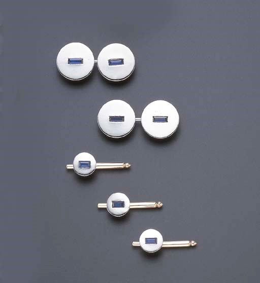 AN ELEGANT ART DECO SAPPHIRE AND PLATINUM DRESS SET, BY CARTIER