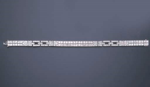 AN ART DECO DIAMOND BRACELET