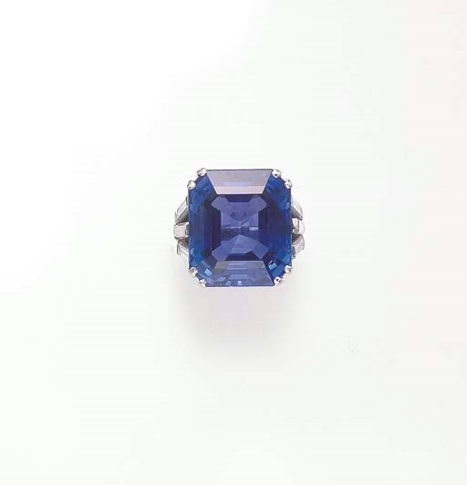 AN IMPRESSIVE SAPPHIRE AND DIAMOND RING