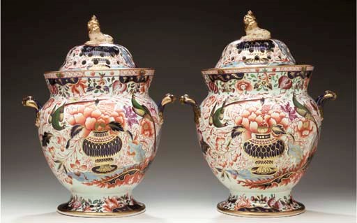 A PAIR OF ENGLISH IMARI POT POURRI VASES, FLAT INNER COVERS AND RETICULATED OUTER COVERS