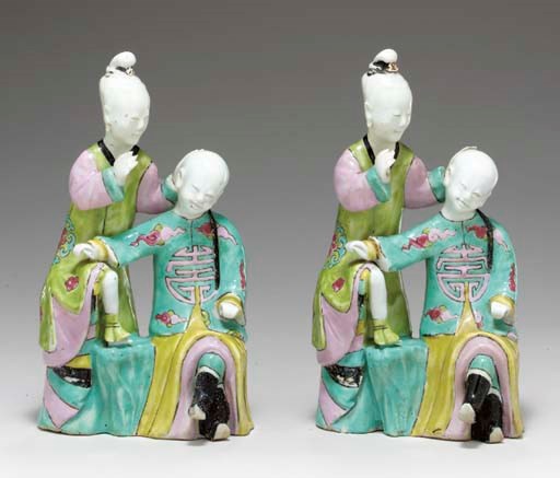 A PAIR OF FAMILLE ROSE EAR-CLEANING GROUPS