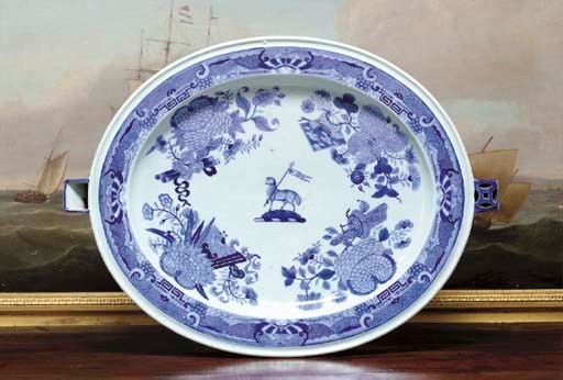 A LARGE 'BLUE FITZHUGH' CRESTED HOT WATER PLATTER