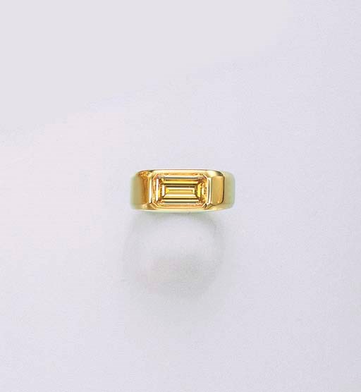 A TREATED YELLOW DIAMOND RING