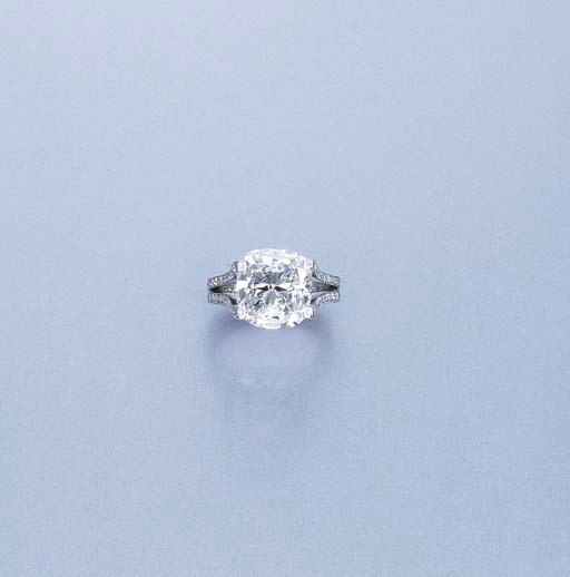 AN ATTRACTIVE DIAMOND RING