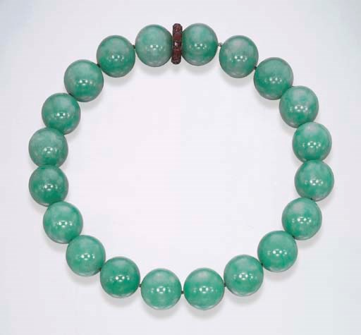 AN IMPRESSIVE JADEITE BEAD NECKLACE