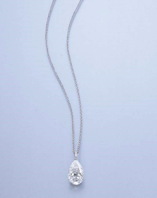 A DIAMOND PENDANT NECKLACE