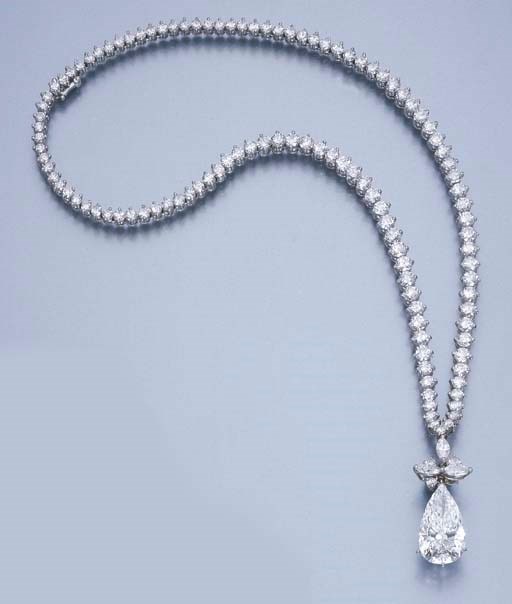 AN ELEGANT DIAMOND PENDANT NECKLACE