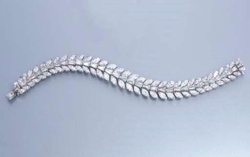 AN ATTRACTIVE DIAMOND BRACELET, BY VAN CLEEF & ARPELS