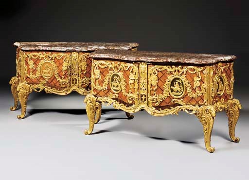 A NEAR PAIR OF FRENCH ORMOLU-MOUNTED KINGWOOD AND PARQUETRY COMMODES A VANTAUX
