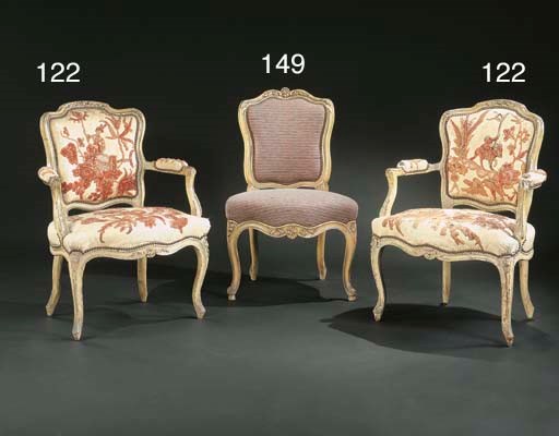 PAIRE DE FAUTEUILS EN CABRIOLET D'EPOQUE LOUIS XV