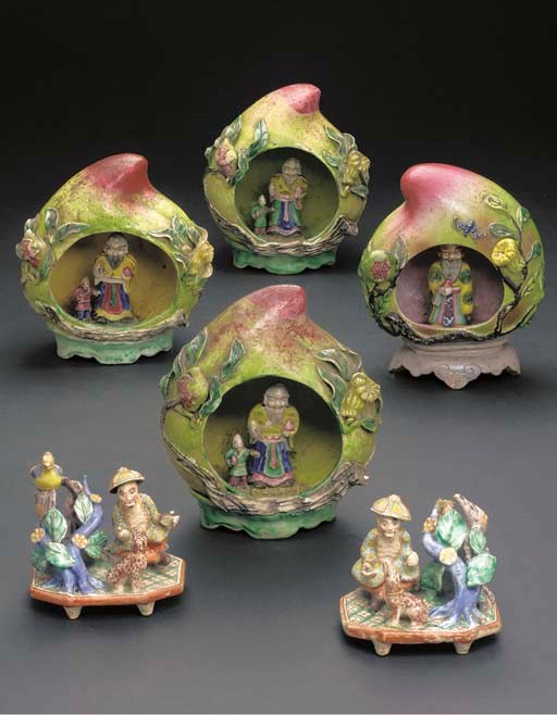 TROIS PAIRES DE PERSONNAGES EN PORCELAINE POLYCHROME