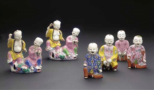 QUATRE STATUETTES ET DEUX GROUPES DE HO HO EN PORCELAINE DE LA FAMILLE ROSE