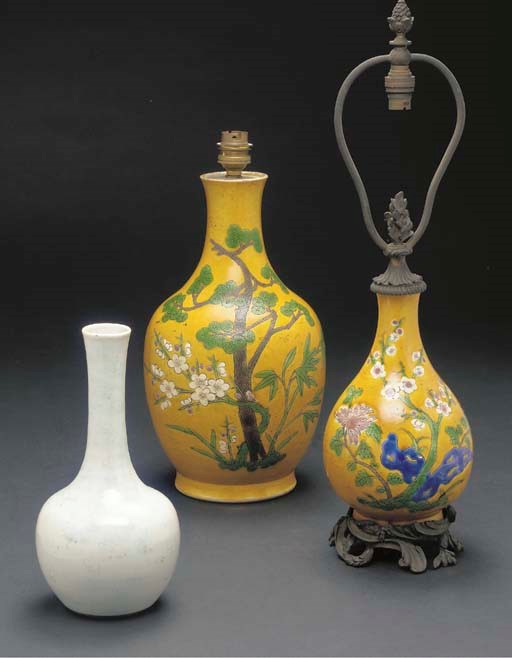 TROIS VASES EN PORCELAINE DONT DEUX MONTES EN LAMPE