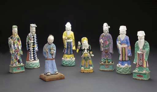 HUIT STATUETTES D'IMMORTELS EN PORCELAINE DE LA FAMILLE ROSE