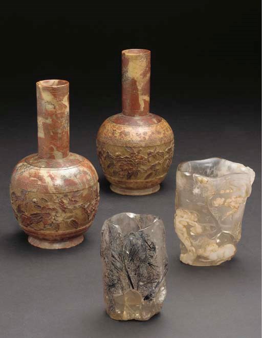 PAIRE DE VASES EN STEATITE ET DEUX POTS A PINCEAUX EN CRISTAL DE ROCHE