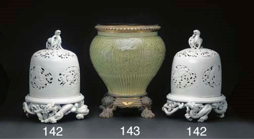 PAIRE DE LANTERNES EN PORCELAINE BLANC-DE-CHINE