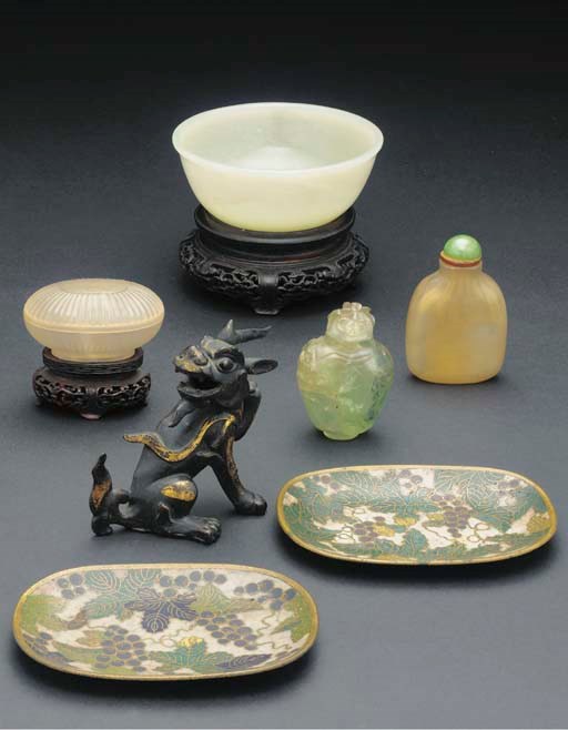 COUPE EN JADE, PETITE BOITE ET DEUX TABATIERES EN AGATE, DEUX COUPELLES EN EMAUX CLOISONNES ET CHIMERE EN BRONZE