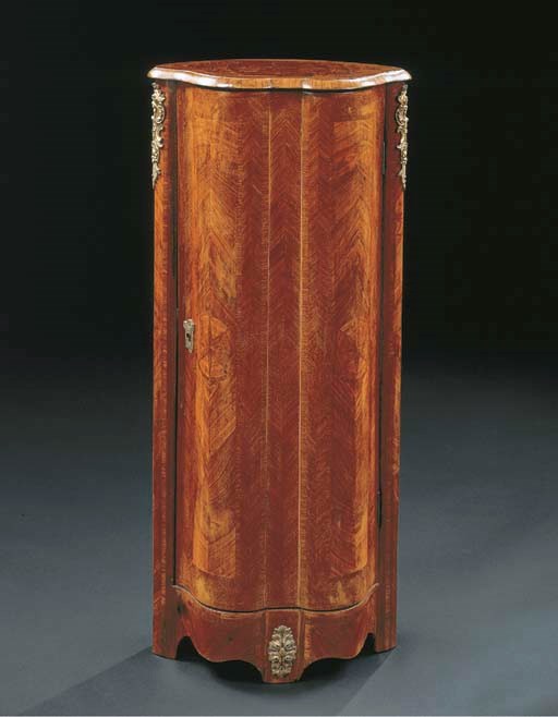 ENCOIGNURE DE GARDE-ROBE D'EPOQUE LOUIS XV