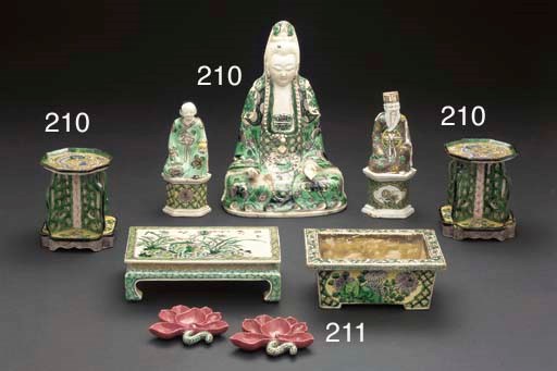 TABLE MINIATURE, JARDINIERE ET PAIRE DE SOCLES EN BISCUIT JAUNE, VERT ET MANGANESE ET DEUX COUPELLES LIT-DE-VIN
