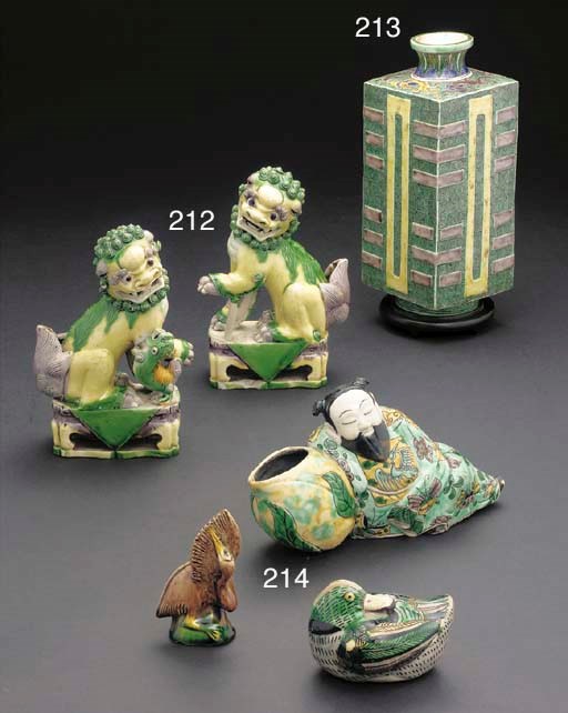 TROIS STATUETTES EN BISCUIT VERT, JAUNE ET MANGANESE