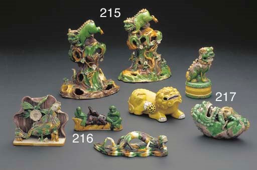DEUX PORTE-PINCEAUX ET UNE STATUETTE EN BISCUIT JAUNE, VERT ET MANGANESE