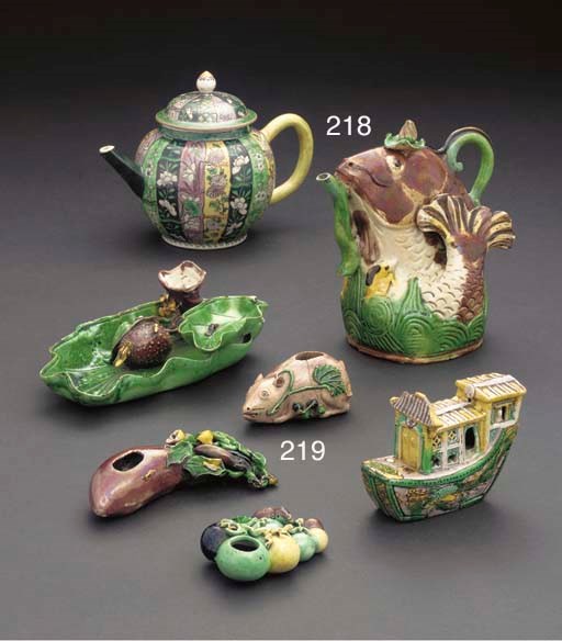 QUATRE RINCE-PINCEAUX EN BISCUIT JAUNE, VERT ET MANGANESE