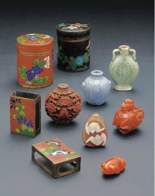 ENSEMBLE D'OBJETS DIVERS EN PIERRES DURES, PORCELAINE, BOIS, IVOIRE ET BRONZE