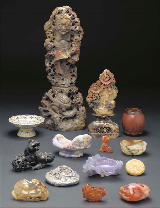 QUATRE BOITES EN EMAUX CLOISONNES ET SIX TABATIERES