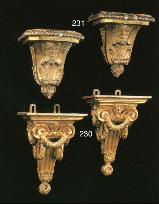 PAIRE DE CONSOLES D'APPLIQUE DE STYLE LOUIS XVI