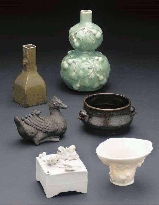 ENSEMBLE EN PORCELAINE ET GRES MONOCHROMES