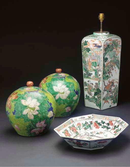 PAIRE DE POTS A GINGEMBRE, VASE QUADRANGULAIRE DANS LE STYLE DE LA FAMILLE VERTE ET PLAT EN PORCELAINE DE LA FAMILLE VERTE
