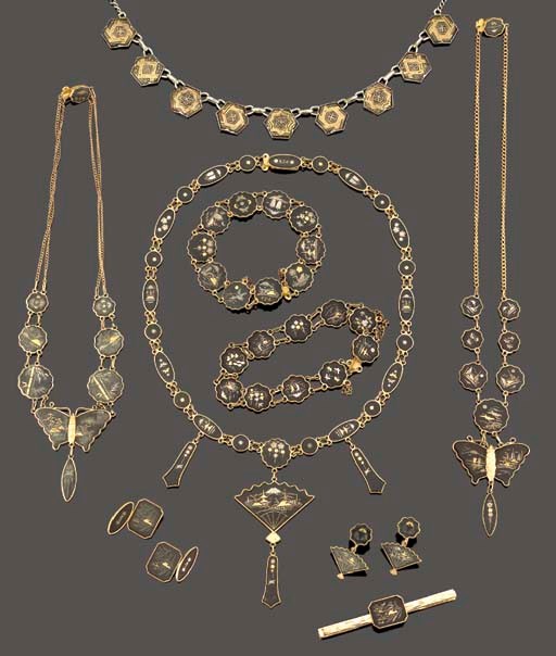 EIGHT PIECES OF JAPANESE KOMAI JEWELLERY
EARLY 20TH CENTURY