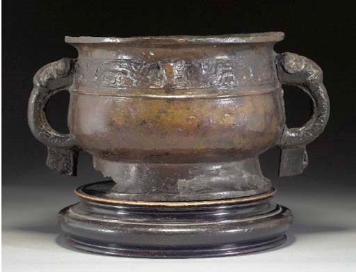 A CHINESE ARCHAIC BRONZE VESSEL, GUI
WESTERN ZHOU DYNASTY