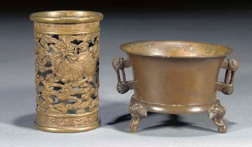 A CHINESE BRONZE TRIPOD CENSER
17/18TH CENTURY